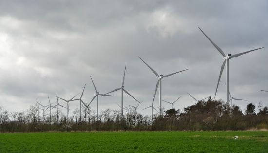 Bildet kan inneholde: vindturbin, vind farm, vindmølle, vind, felt.