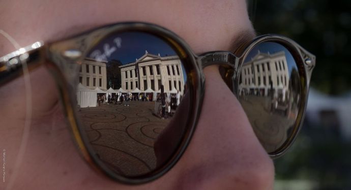 Student med solbriller som speiler Domus Media