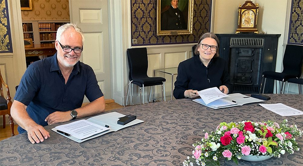 Kunnskapsdirektør Yngvar Åsholt i NAV og dekan Ragnhild Hennum signerer avtalen.