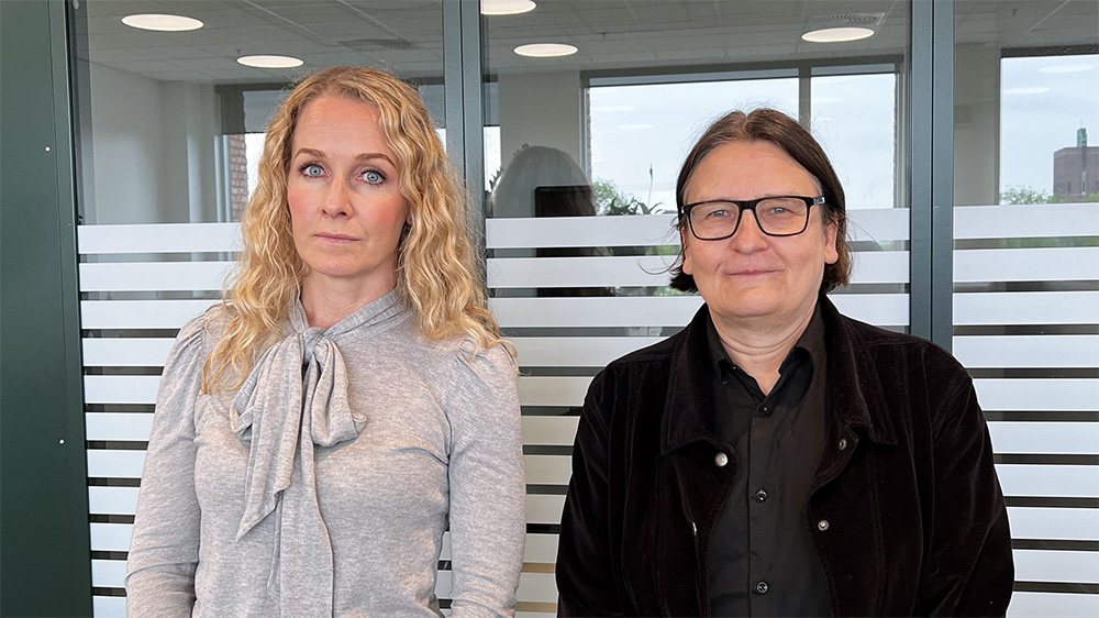 Studiedekan Marianne Jenum Hotvedt og dekan Ragnhild Hennum, stående utenfor et kontor