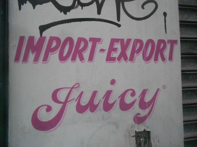 Foto av skilt og grafitti. Tekst: Import - Export