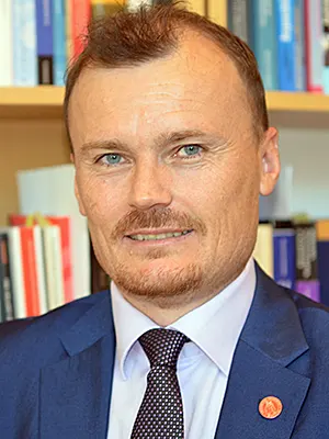 Portrett av mann på kontor.