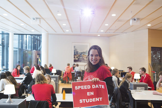 Student med plakat "Speed date en student"