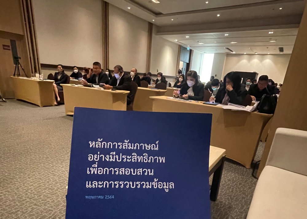 Booklet containing the Mendez principles in Thai language. In the background: Course participants. 