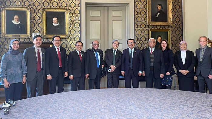 Group photo of the visitors at the University