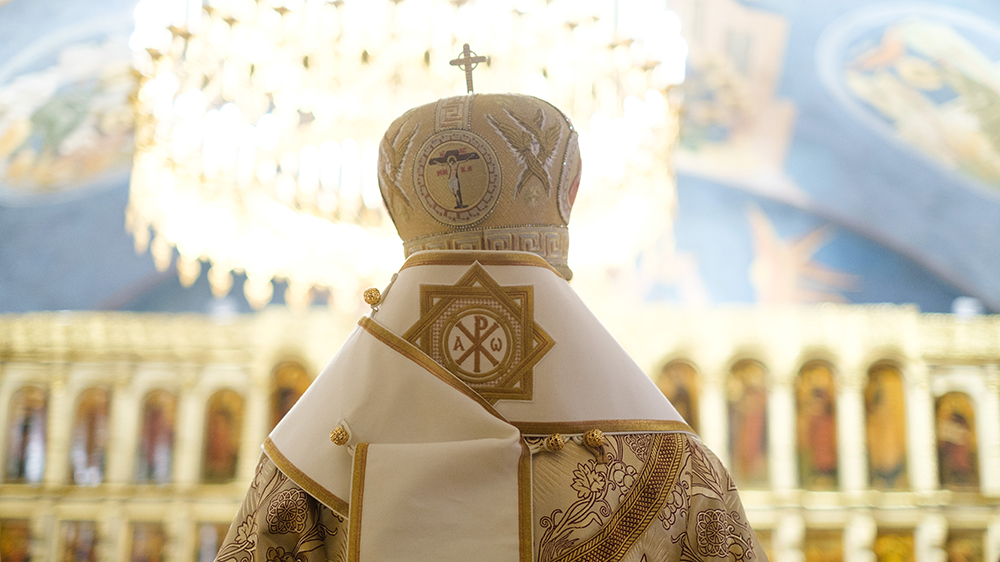 Image of Patriarch Kirill with his back turned to the camera