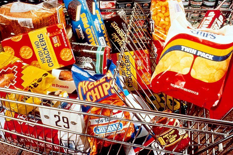 800px-unhealthy_snacks_in_cart