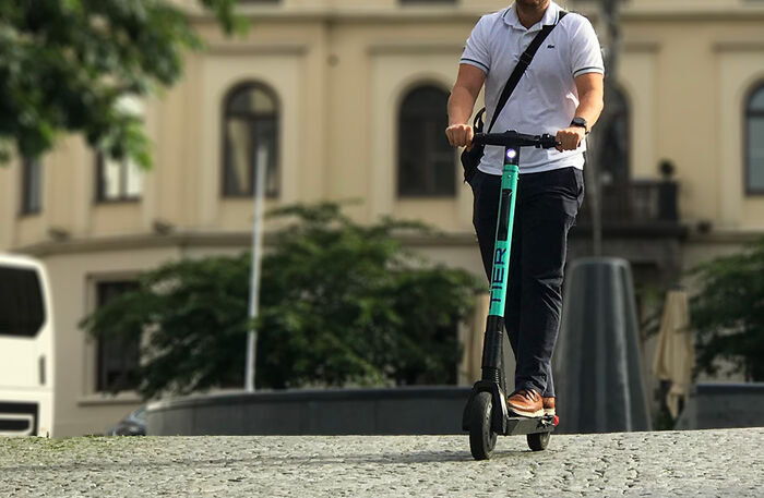 Bildet kan inneholde: spark scooter, kjøretøy, hjul, rekreasjon, automotive hjulsystem.
