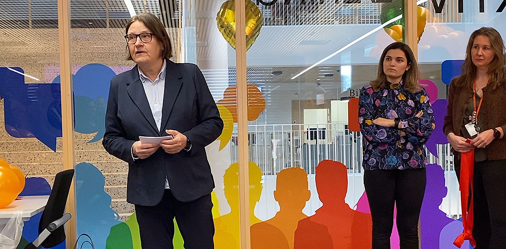 Ragnhild Hennum taler ved åpningen med Administrativ leder Karoline Stensvik og studentsenterleder Nasjida Noorestany til høyre i bildet