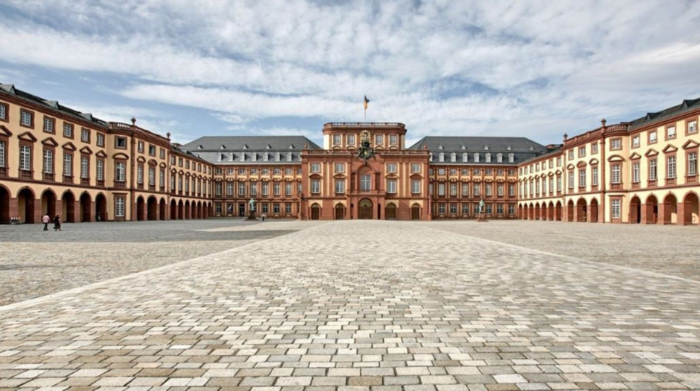 Bildet kan inneholde: fasade, landemerke, offentlig plass, slott, menneskelig bosetning.