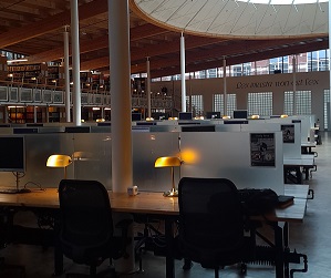 Bildet kan inneholde: møbler, bord, stol, interiørdesign, tre.