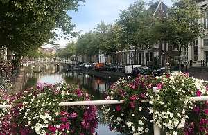 Kanal i Leiden, bilde tatt fra bro